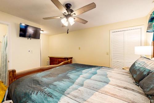 a bedroom with a bed and a ceiling fan at Bradley Bear Hideaway in Maggie Valley