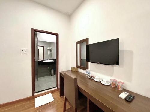Televízia a/alebo spoločenská miestnosť v ubytovaní Bazan Xanh