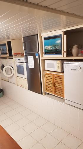 Il comprend une cuisine équipée d'un réfrigérateur et d'un lave-linge/sèche-linge. dans l'établissement Meublé 4 pers saint Jean de luz, à Saint-Jean-de-Luz