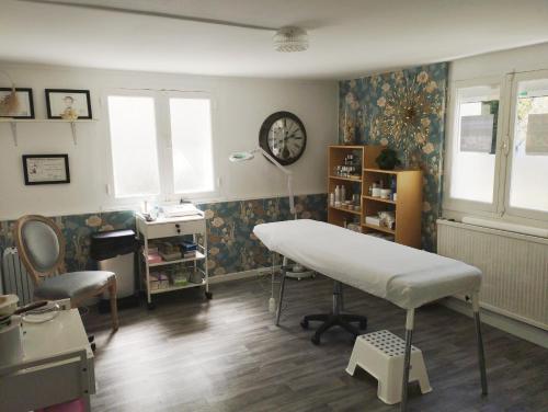Pokój szpitalny z łóżkiem i biurkiem w obiekcie Villa Saint-Germain w mieście Saint-Georges-de-Didonne