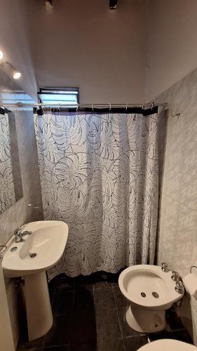 y baño con lavabo, aseo y cortina de ducha. en Casa Kuntur in 