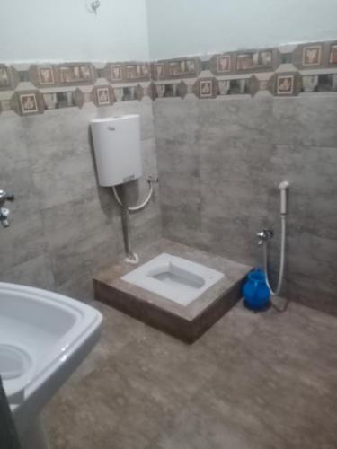 y baño con aseo y lavamanos. en Peaceful apartment at mozang lahore, en Lahore