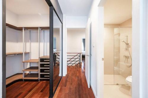 Vannituba majutusasutuses MIQ_home404/Asok BTS/Resort Pool/10pax/1000mbWifi