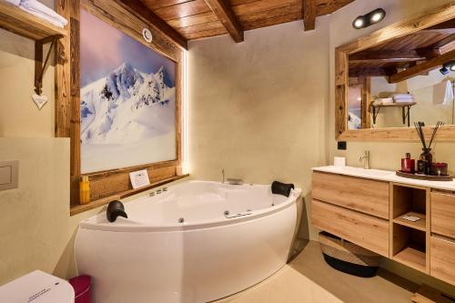 a bathroom with a tub and a sink at Pleta del Tarter 31A Lodge & SPA in Canillo