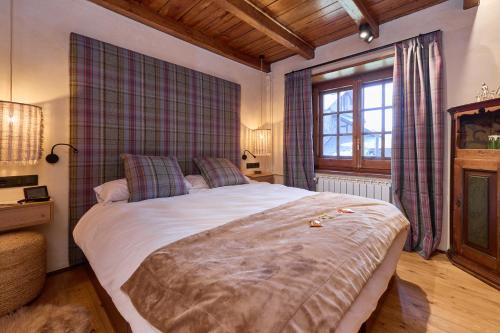 a bedroom with a large bed and a window at Pleta del Tarter 31A Lodge & SPA in Canillo