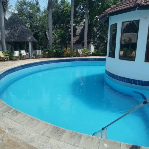 - une piscine d'eau bleue dans un complexe dans l'établissement Haven Resort, à Dar es Salaam