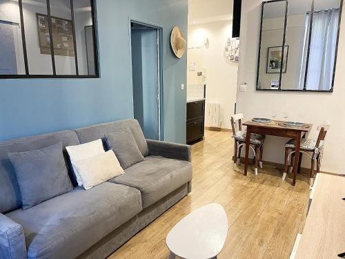 un salon avec un canapé et une table dans l'établissement L Annex centre ville Annecy, à Annecy