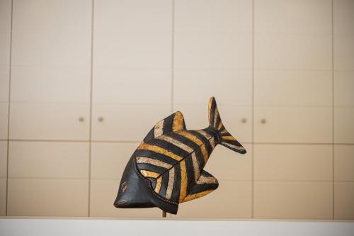 a fish shaped object sitting on top of a wall at Costa Bianca Villas in Koilás