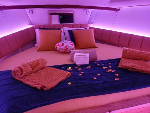 Ένα ή περισσότερα κρεβάτια σε δωμάτιο στο SLEEPBOAT LuxLife Yatch