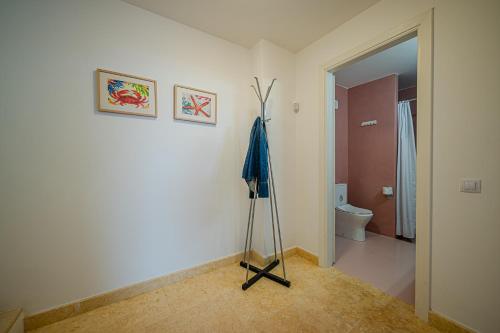 a room with a room with a toilet and a tripod at Costa Bianca Villas in Koilás