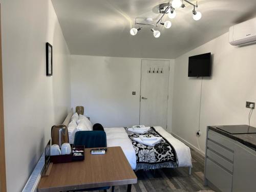 Zimmer mit einem Bett und einem Tisch sowie einer Küche in der Unterkunft Ana guest house in Hookwood