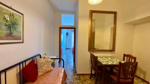 uma sala de estar com uma mesa e uma sala de jantar em Residenza Porta di Mare em Castellabate