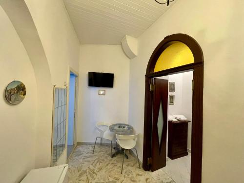 a bathroom with a mirror and a table in a room at Residenza Porta di Mare in Castellabate