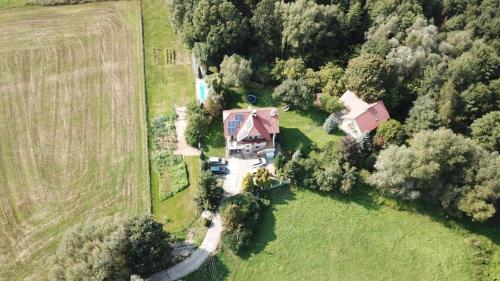 une vue aérienne sur une maison dans un champ dans l'établissement Komfortables Ferienhaus in Meszna Opacka mit Privatem Pool, à Meszna Opacka