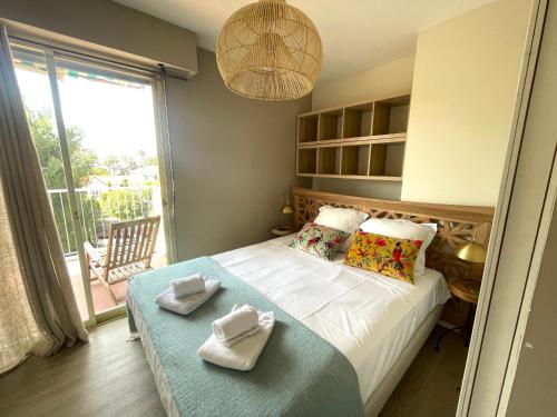 une chambre avec un lit avec des serviettes dessus dans l'établissement A spot of quietness at 200 m from Salis beach, à Antibes