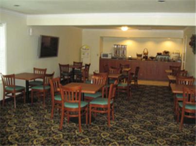 comedor con mesas y sillas de madera en Inn of Lompoc, en Lompoc