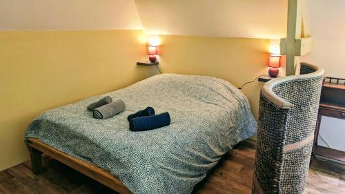 une chambre avec un lit avec deux oreillers dessus dans l'établissement Emplacement exceptionnel au Coeur de l'Ile aux Pies, à Saint-Vincent-sur-Oust