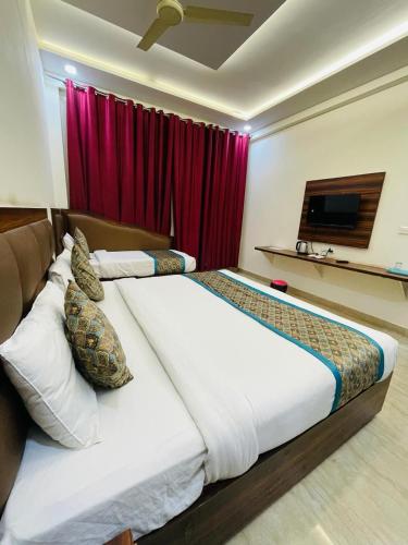 Μια τηλεόραση ή/και κέντρο ψυχαγωγίας στο Hotel The Golden Taj By The Golden Taj group & Hotels