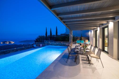 Бассейн в Villa Sendal Spinalonga View или поблизости