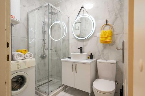 uma casa de banho com um chuveiro, um WC e um lavatório. em Apartment UR em Bar