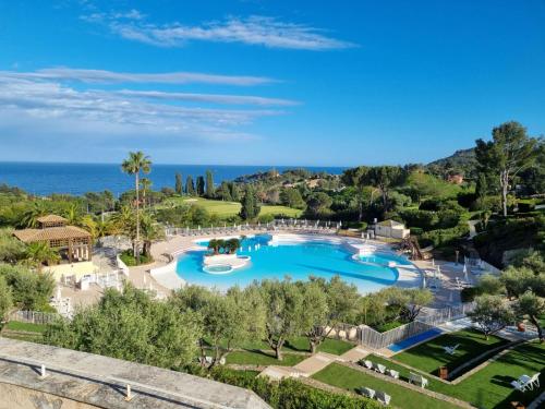 une vue aérienne d'une piscine dans un complexe hôtelier dans l'établissement CAP ESTEREL AGAY SAINT RAPHAEL VUE COEUR DU SITE PISCINE GOLF MER Studio 4 personnes chez Magali, à Agay