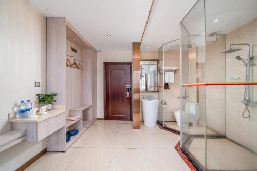 uma casa de banho com uma cabina de duche em vidro e um WC. em Guangzhou Yunshang Airport Hotel Free shuttle airport bus em Guangzhou