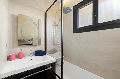 une salle de bain avec un lavabo et une douche dans l'établissement Nice Renting - BELLET - Live A Dream Villa Pool 3 Bedroom Garden Parking, à Nice