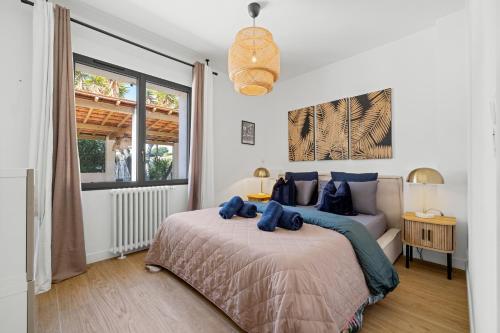 - une chambre avec un lit et un canapé dans l'établissement Nice Renting - BELLET - Live A Dream Villa Pool 3 Bedroom Garden Parking, à Nice