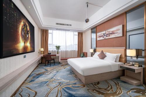 Guangzhou Yunshang Airport Hotel Free shuttle airport bus في قوانغتشو: غرفة فندقية بسرير وتلفزيون بشاشة مسطحة