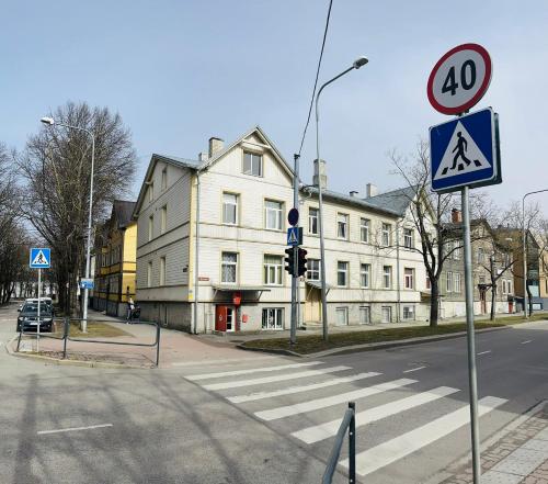 een straat met een zebrapad voor een gebouw bij New Apartment in Kadriorg, Tallinn City Centre in Tallinn