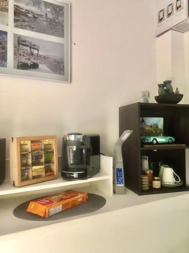 Il comprend une cuisine équipée d'un four micro-ondes et d'une cafetière. dans l'établissement Charmant Studio Indépendant Le Broc avec parking privé, à Le Broc