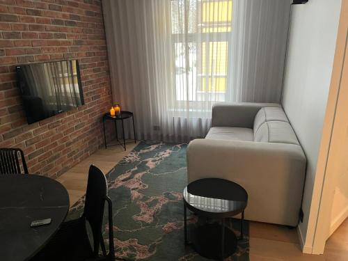 een woonkamer met een bank en een tv bij New Apartment in Kadriorg, Tallinn City Centre in Tallinn