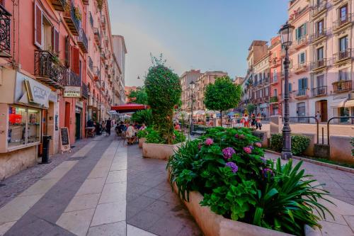 une rue urbaine avec des bâtiments et des plantes dans l'établissement Le Suite Sul Corso, à Cagliari
