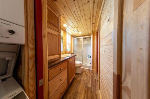 een kleine badkamer met toilet en wastafel bij Lake Front Cottage Paradise in Pittsburg