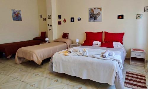 リングアグロッサにあるCasa Holiday Sea Etna Di Enzaのベッドルーム1室(赤ちゃんが寝台を置くベッド2台付)