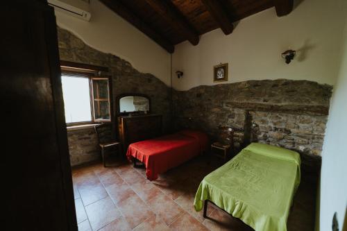una camera con due letti e una finestra in un edificio di Villa Lemme a Montenero di Bisaccia