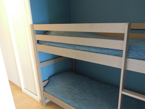 カンヌにあるCnossosの青い壁のドミトリールーム(二段ベッド付)のベッド1台分です。