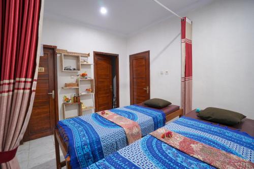 a room with two beds in a room at Innora Jungle Resort And Spa in Nusa Penida