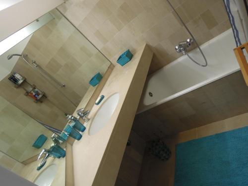 カンヌにあるCnossosのバスルーム(シャワー、シンク、バスタブ付)