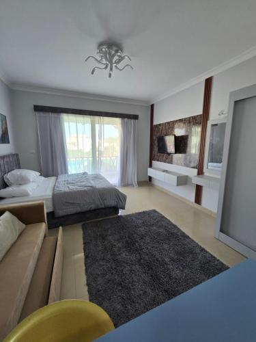 een woonkamer met een bed en een bank bij Delights in Sharm El Sheikh