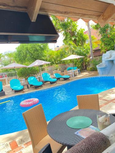 璜多里奧的住宿－迪芙蘭切斯旅館，游泳池旁的桌椅