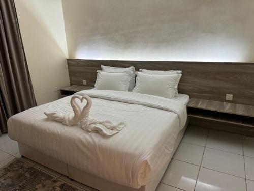 a bedroom with a bed with a swan decoration on it at فندق مارينا للاجنحة الفندقيه in Jeddah