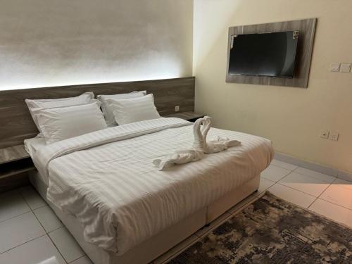 a bedroom with a bed with a white swan on it at فندق مارينا للاجنحة الفندقيه in Jeddah