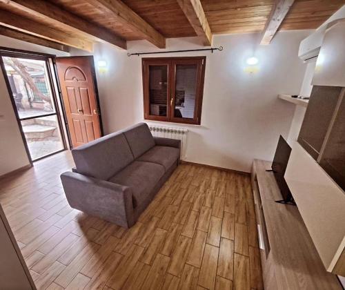 a living room with a couch and a wooden floor at Sunrise Home in Porto