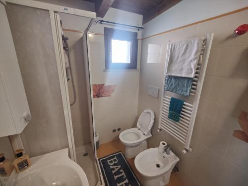a small bathroom with a toilet and a sink at Sunrise Home in Porto