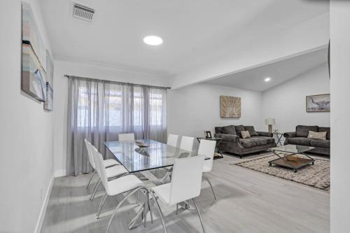 Χώρος καθιστικού στο Chic Miami Private Pool Home