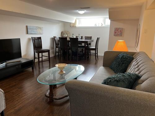 Гостиная зона в Cozy 2BR Apartment Basement in Heart of Richmond Hill