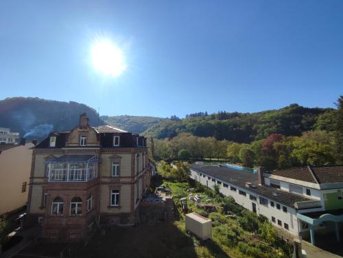 une vue aérienne sur un bâtiment d'une ville dans l'établissement Villa Schöneck Bad Münster, à Bad Kreuznach