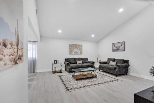 Χώρος καθιστικού στο Chic Miami Private Pool Home