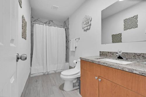 Ένα μπάνιο στο Chic Miami Private Pool Home
